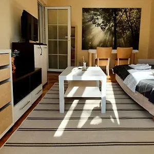 Between Parks - King Bed - - Football Field Apartment